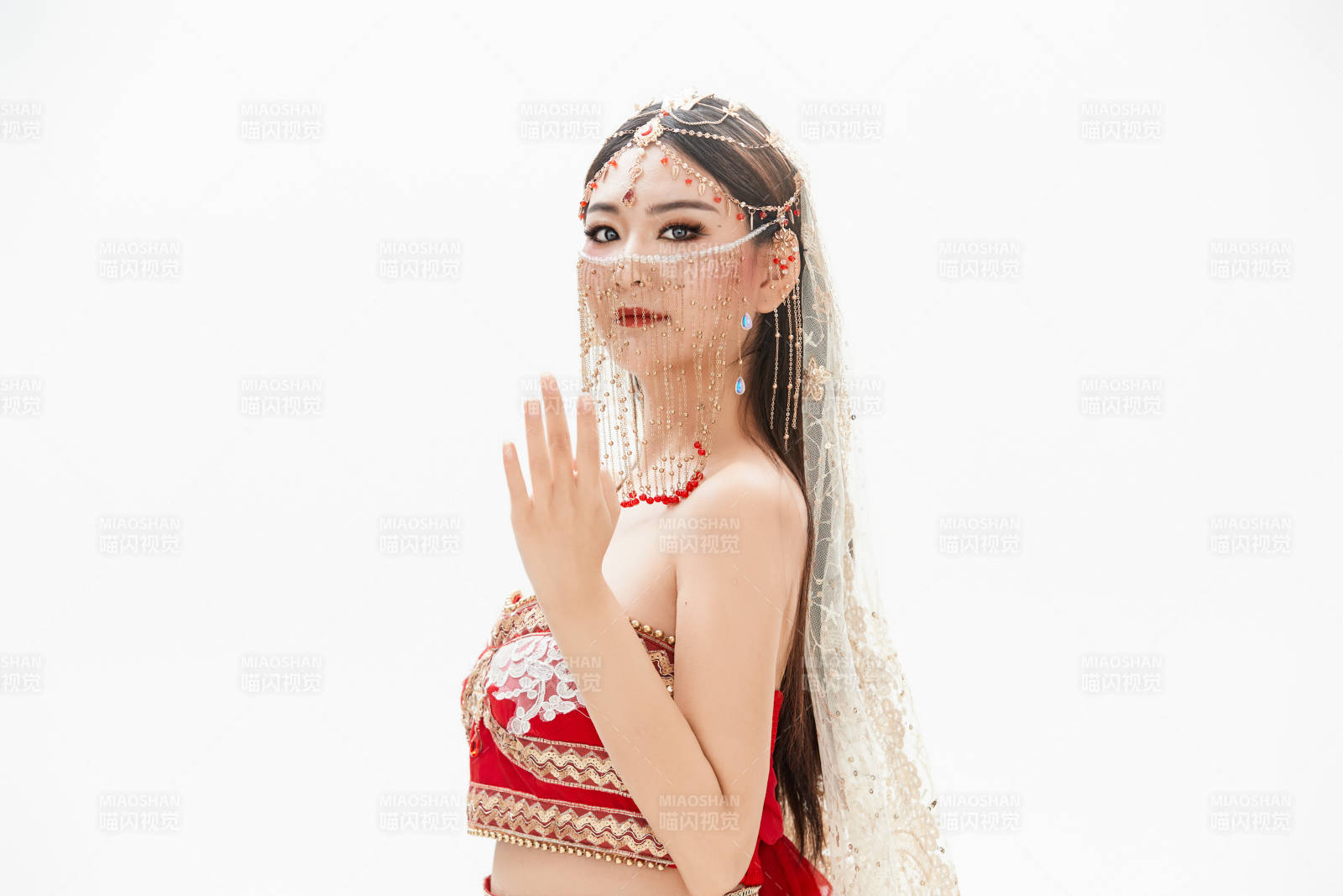 穿着印度传统风格服饰的肚皮舞演员图片