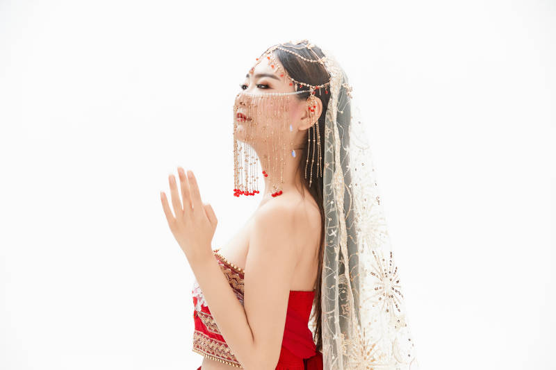 穿着印度传统风格服饰的肚皮舞演员图片