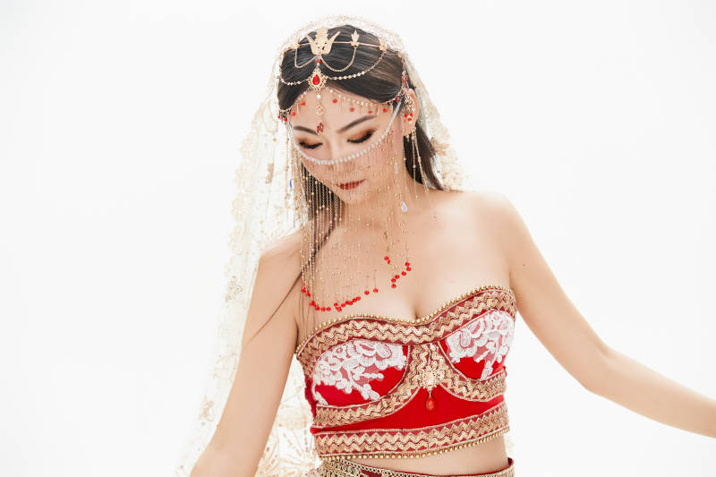 穿着印度传统风格服饰的肚皮舞演员图片