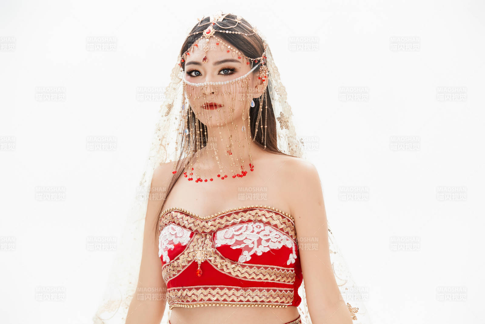 穿着印度传统风格服饰的肚皮舞演员图片