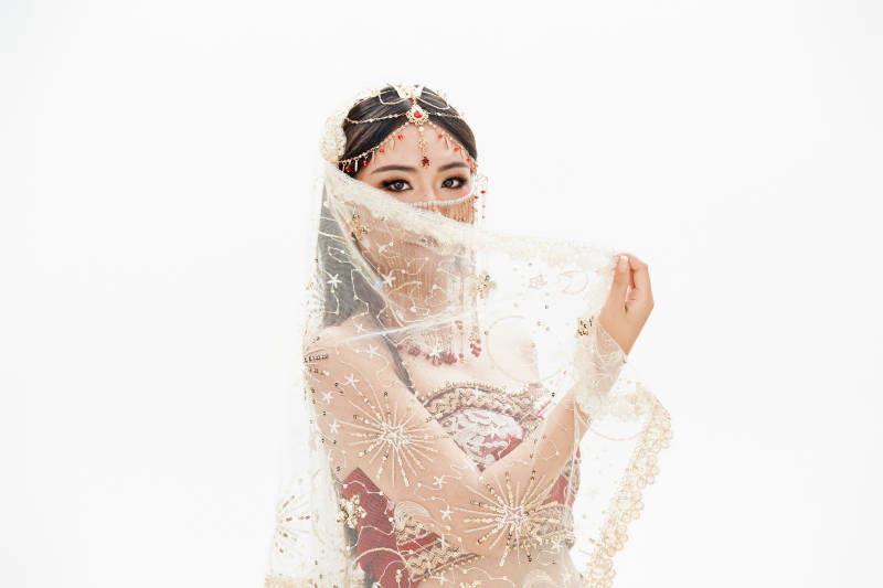 穿着印度传统风格服饰的肚皮舞演员图片