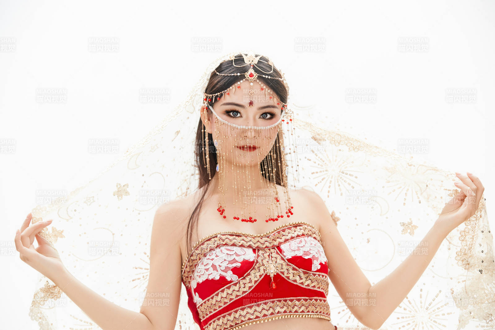 穿着印度传统风格服饰的肚皮舞演员图片