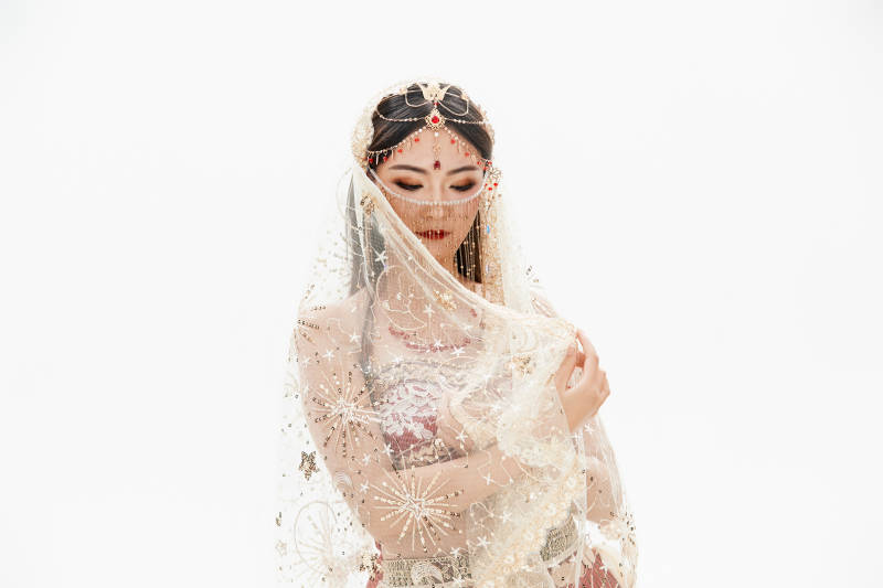 穿着印度传统风格服饰的肚皮舞演员图片