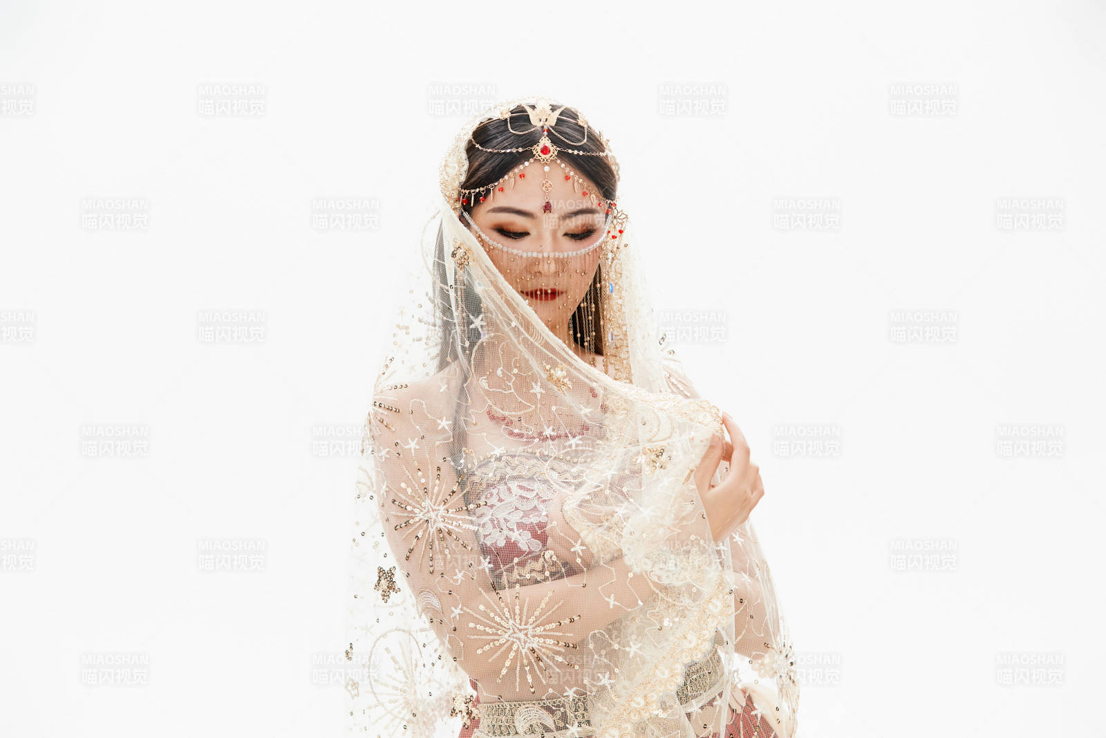 穿着印度传统风格服饰的肚皮舞演员图片