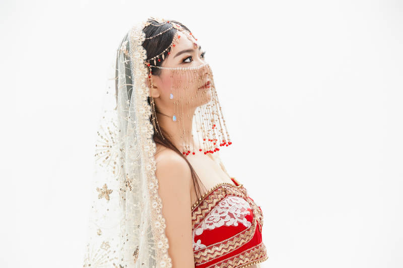 穿着印度传统风格服饰的肚皮舞演员图片