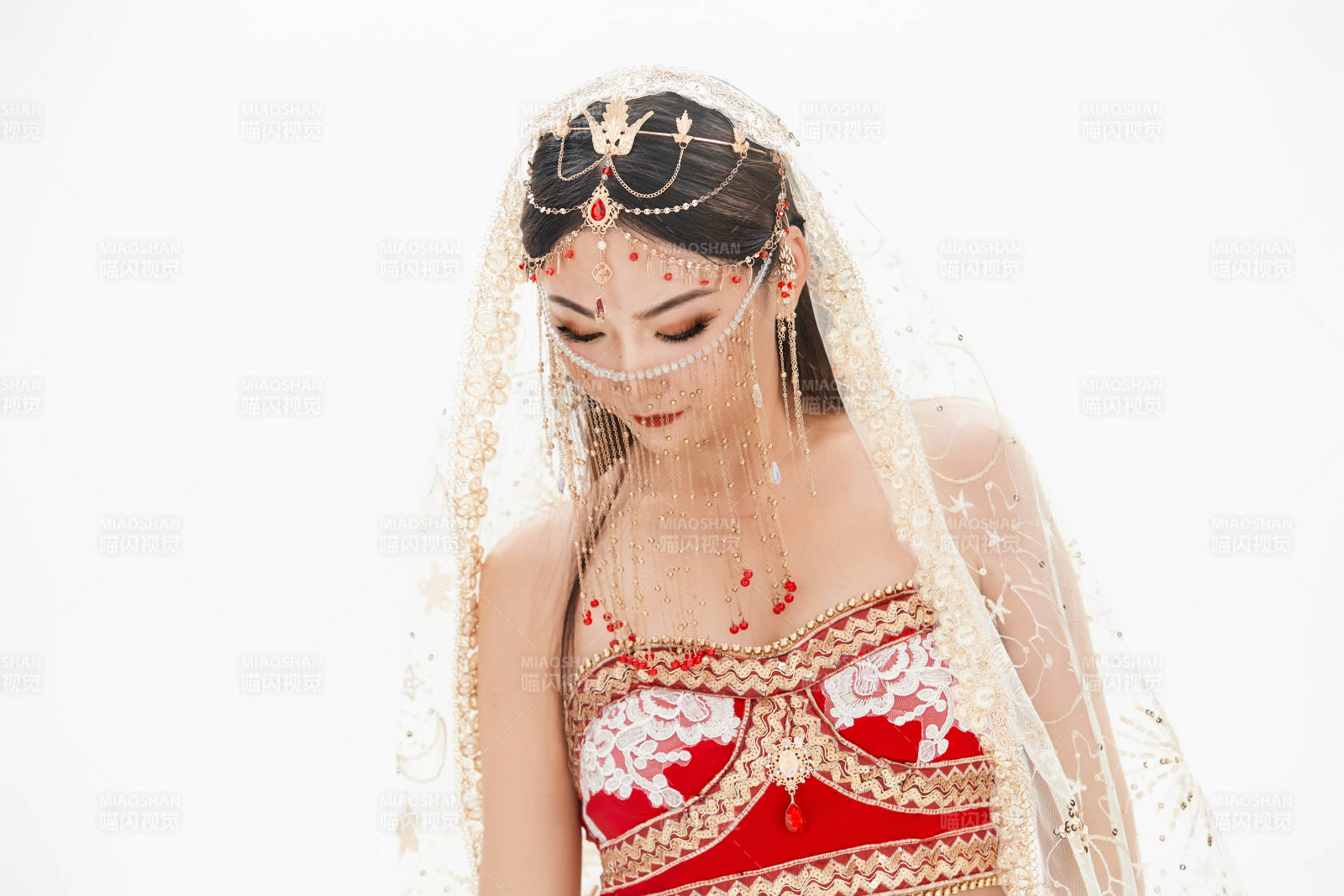 穿着印度传统风格服饰的肚皮舞演员图片