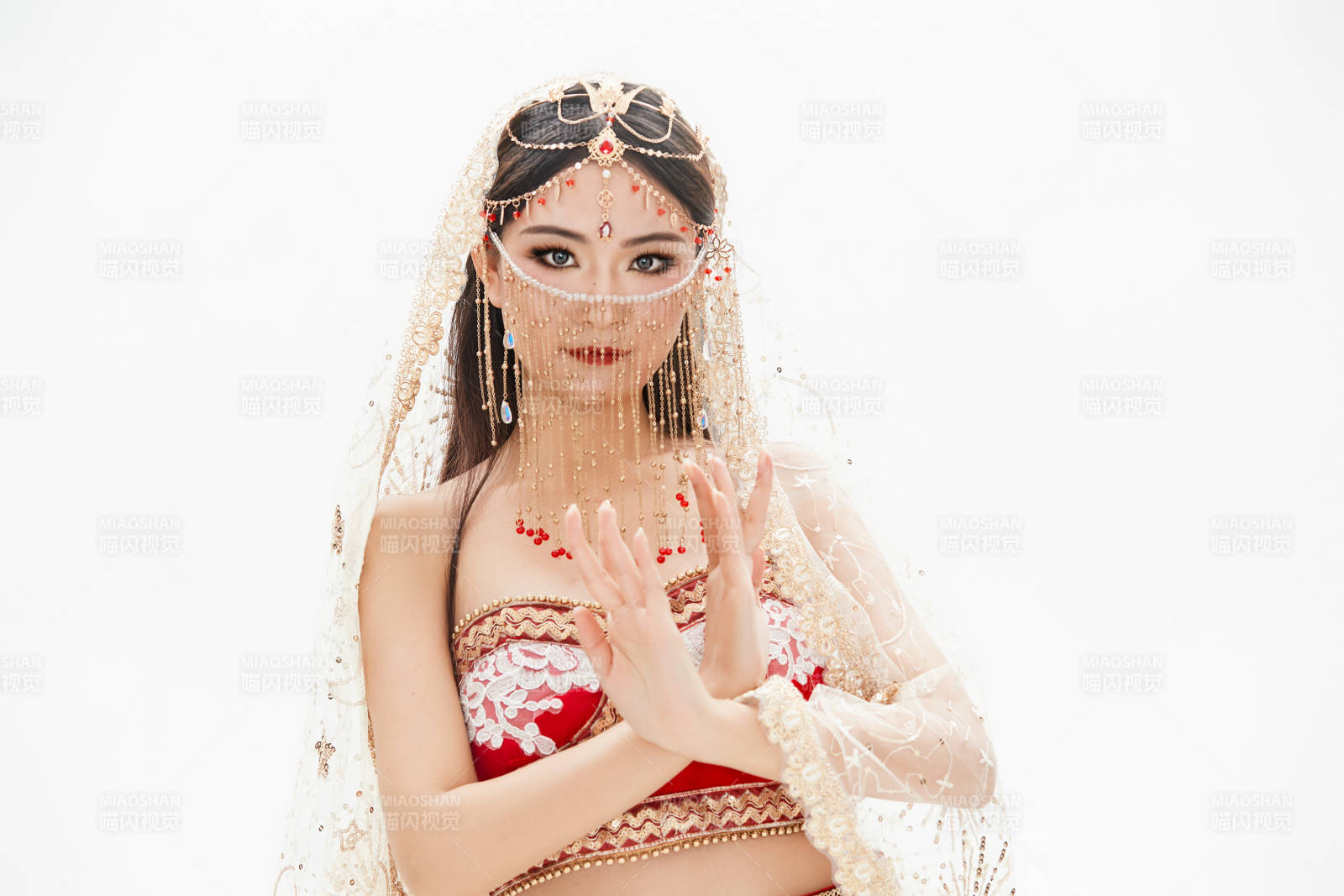 穿着印度传统风格服饰的肚皮舞演员图片