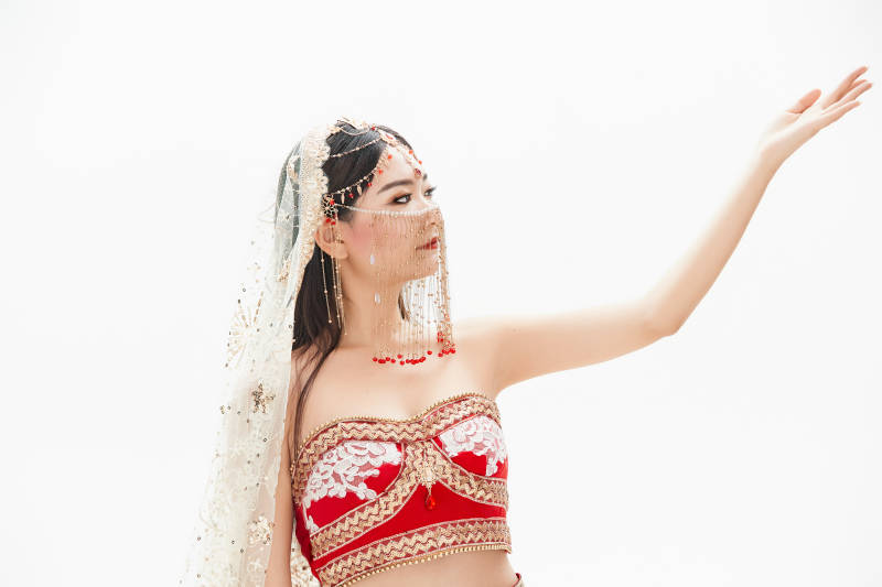 穿着印度传统风格服饰的肚皮舞演员图片