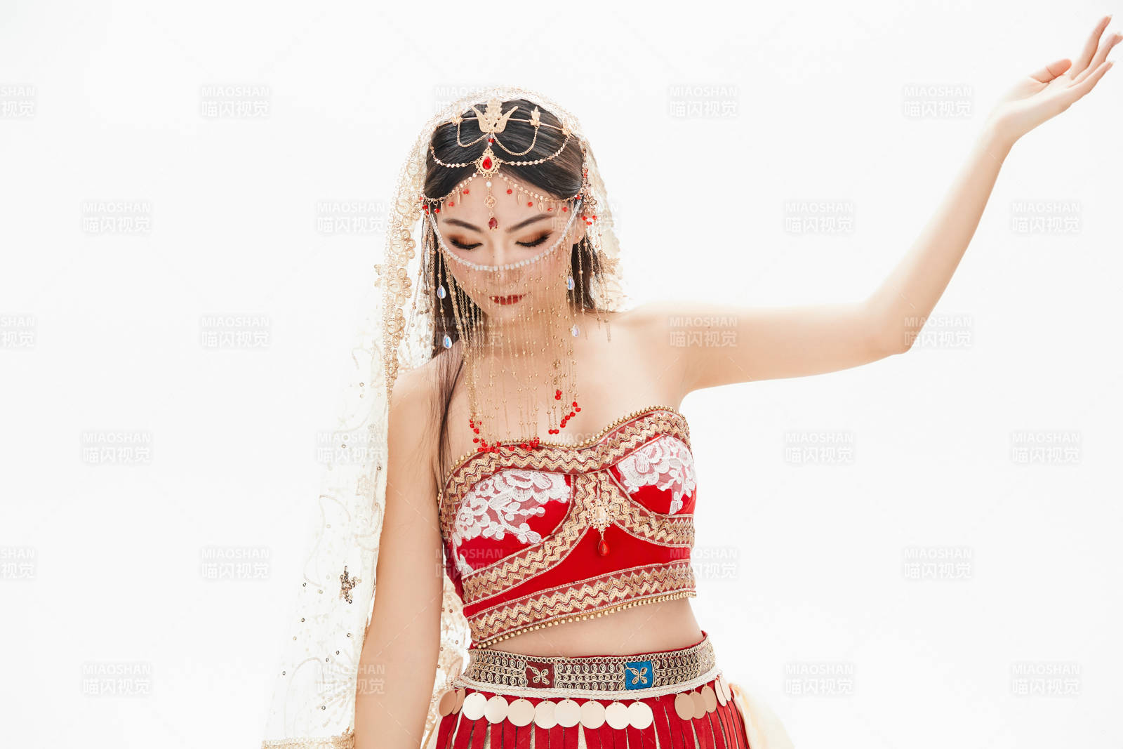 穿着印度传统风格服饰的肚皮舞演员图片