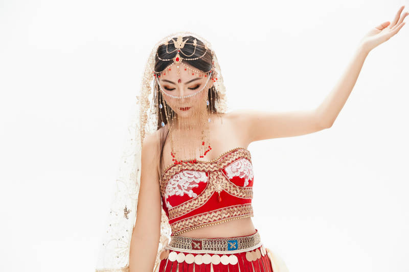 穿着印度传统风格服饰的肚皮舞演员图片