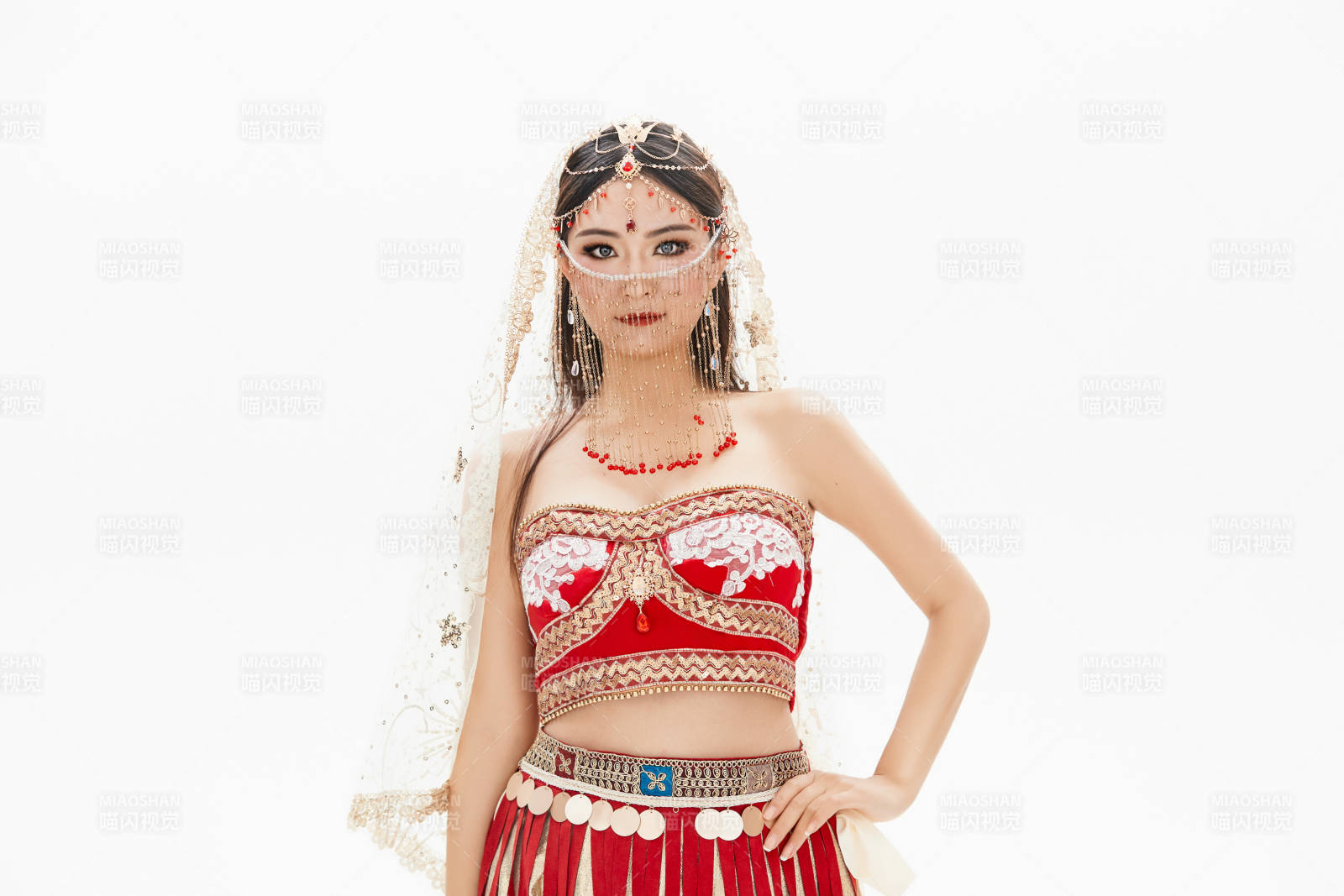 穿着印度传统风格服饰的肚皮舞演员图片