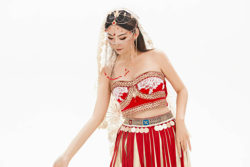 穿着印度传统风格服饰的肚皮舞演员图片