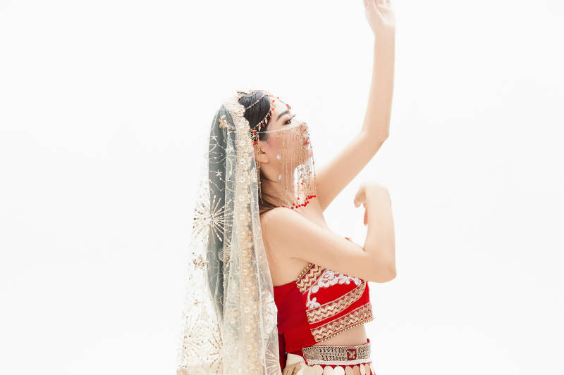 穿着印度传统风格服饰的肚皮舞演员图片