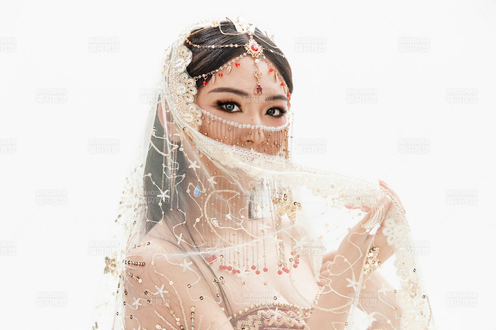 穿着印度传统风格服饰的肚皮舞演员图片