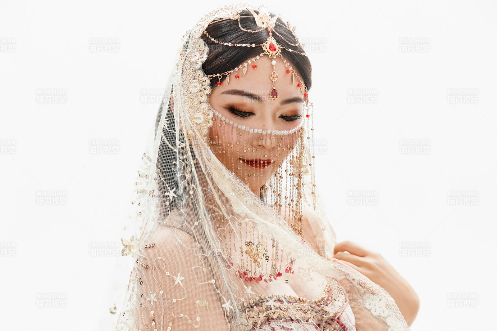 穿着印度传统风格服饰的肚皮舞演员图片