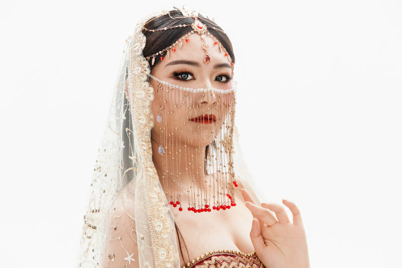 穿着印度传统风格服饰的肚皮舞演员图片