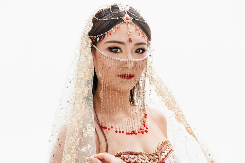 穿着印度传统风格服饰的肚皮舞演员图片