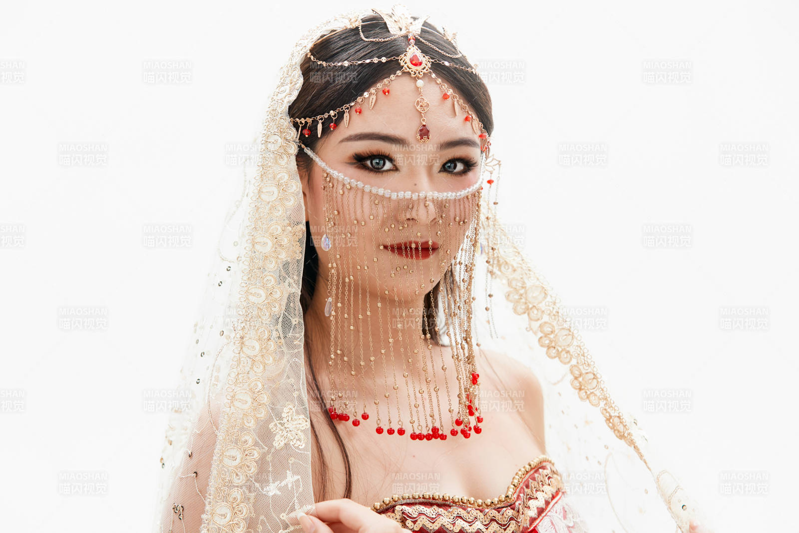 穿着印度传统风格服饰的肚皮舞演员图片