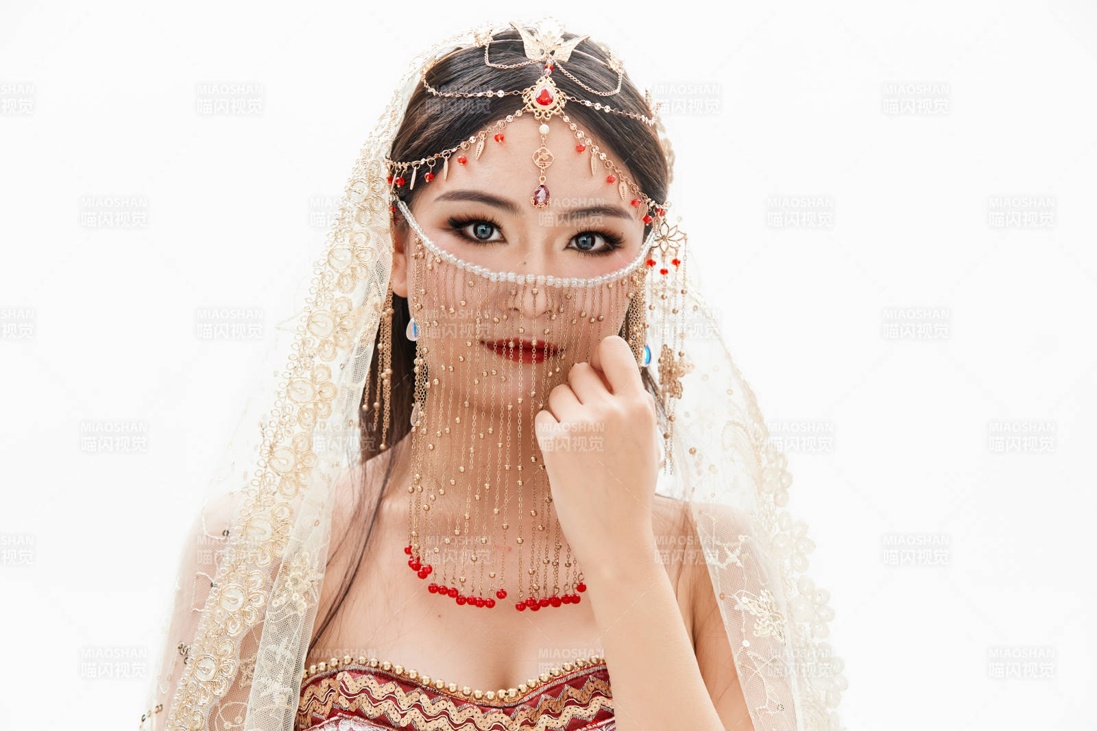 穿着印度传统风格服饰的肚皮舞演员图片