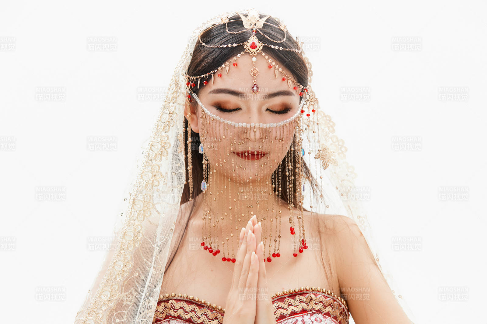 穿着印度传统风格服饰的肚皮舞演员图片