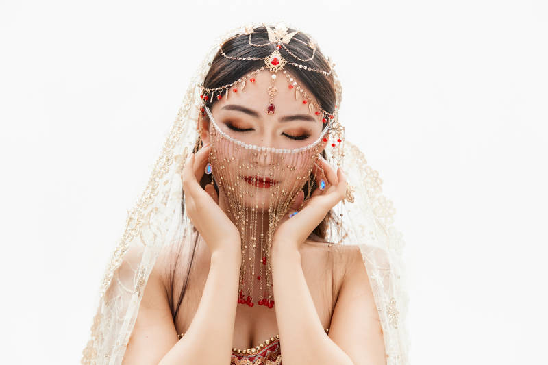 穿着印度传统风格服饰的肚皮舞演员图片