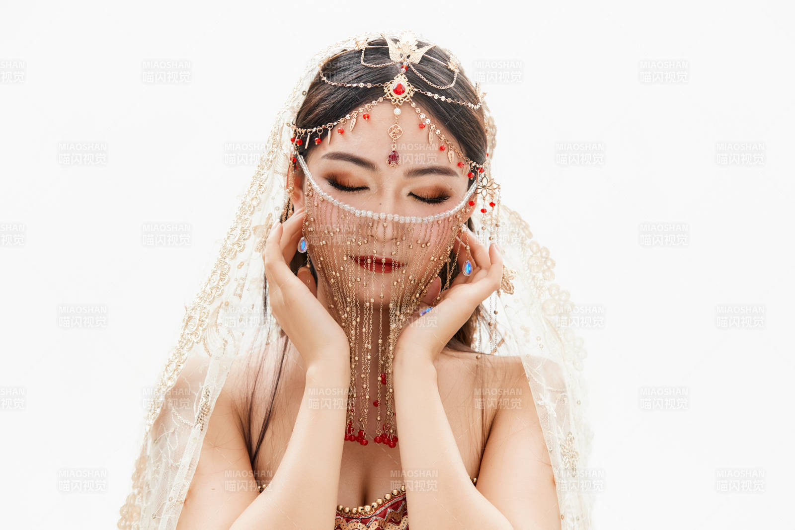 穿着印度传统风格服饰的肚皮舞演员图片