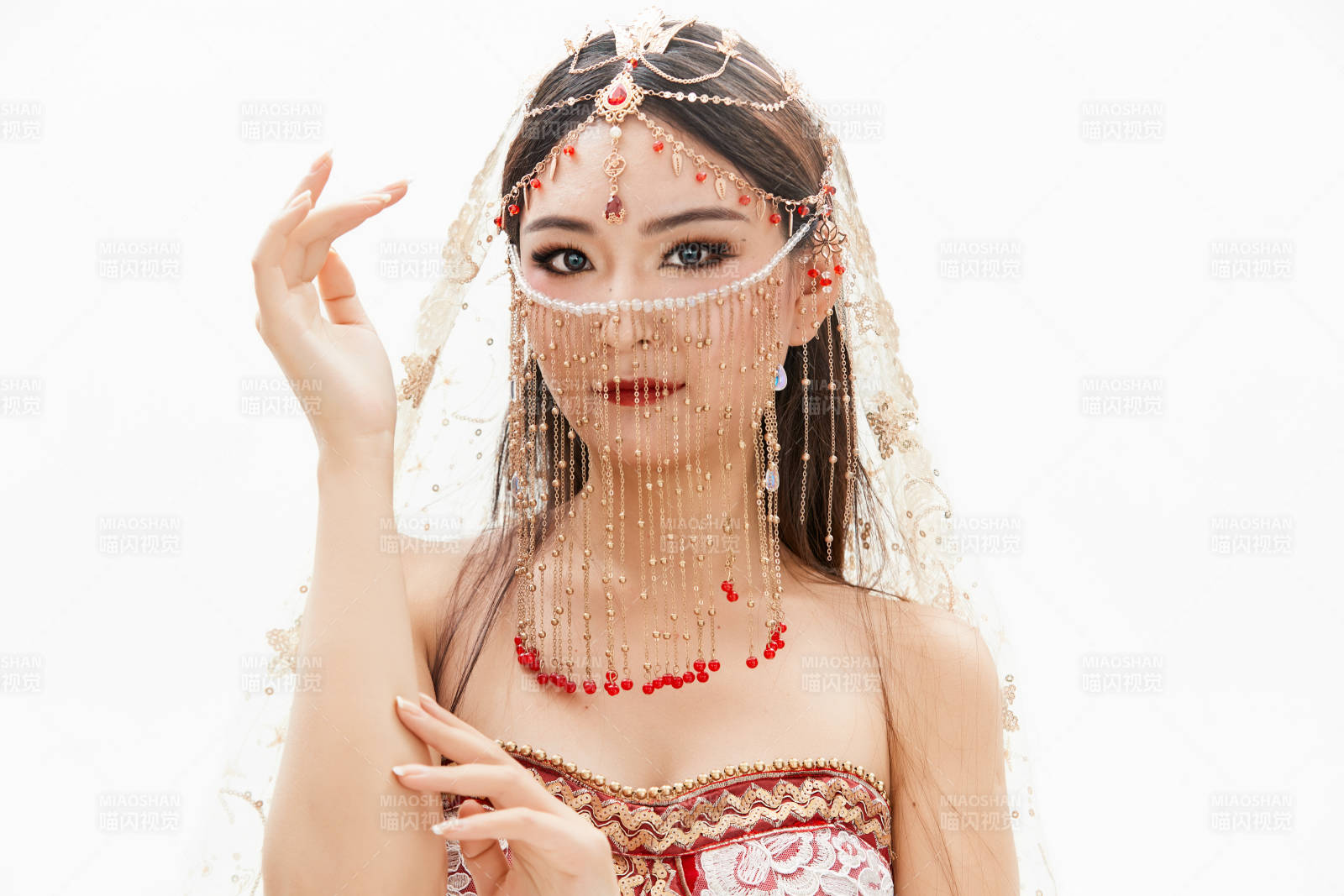 穿着印度传统风格服饰的肚皮舞演员图片