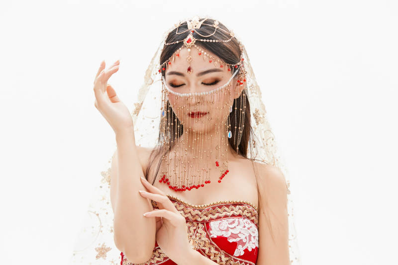 穿着印度传统风格服饰的肚皮舞演员图片