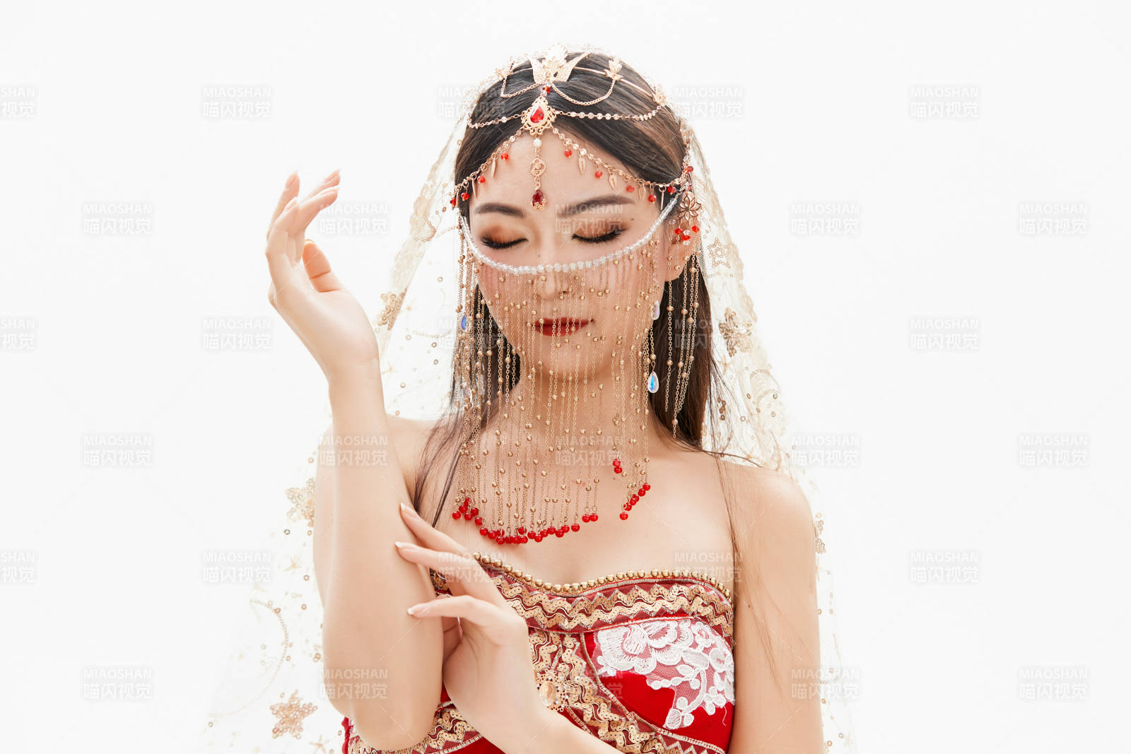 穿着印度传统风格服饰的肚皮舞演员图片