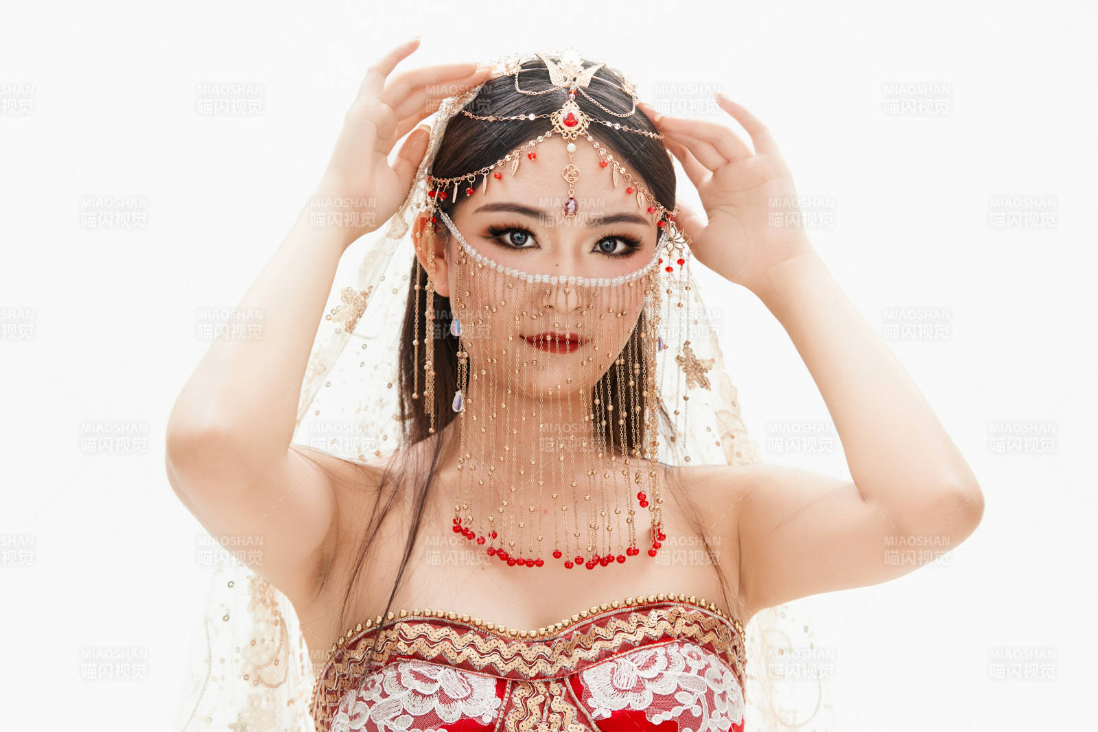 穿着印度传统风格服饰的肚皮舞演员图片