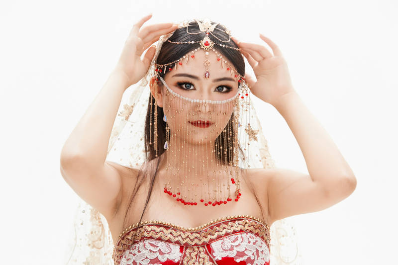 穿着印度传统风格服饰的肚皮舞演员图片