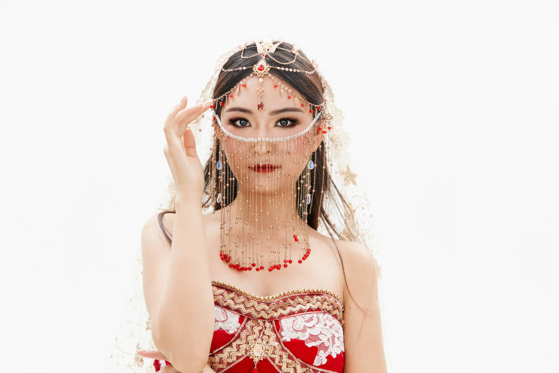 穿着印度传统风格服饰的肚皮舞演员图片