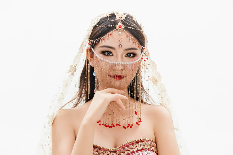 穿着印度传统风格服饰的肚皮舞演员图片