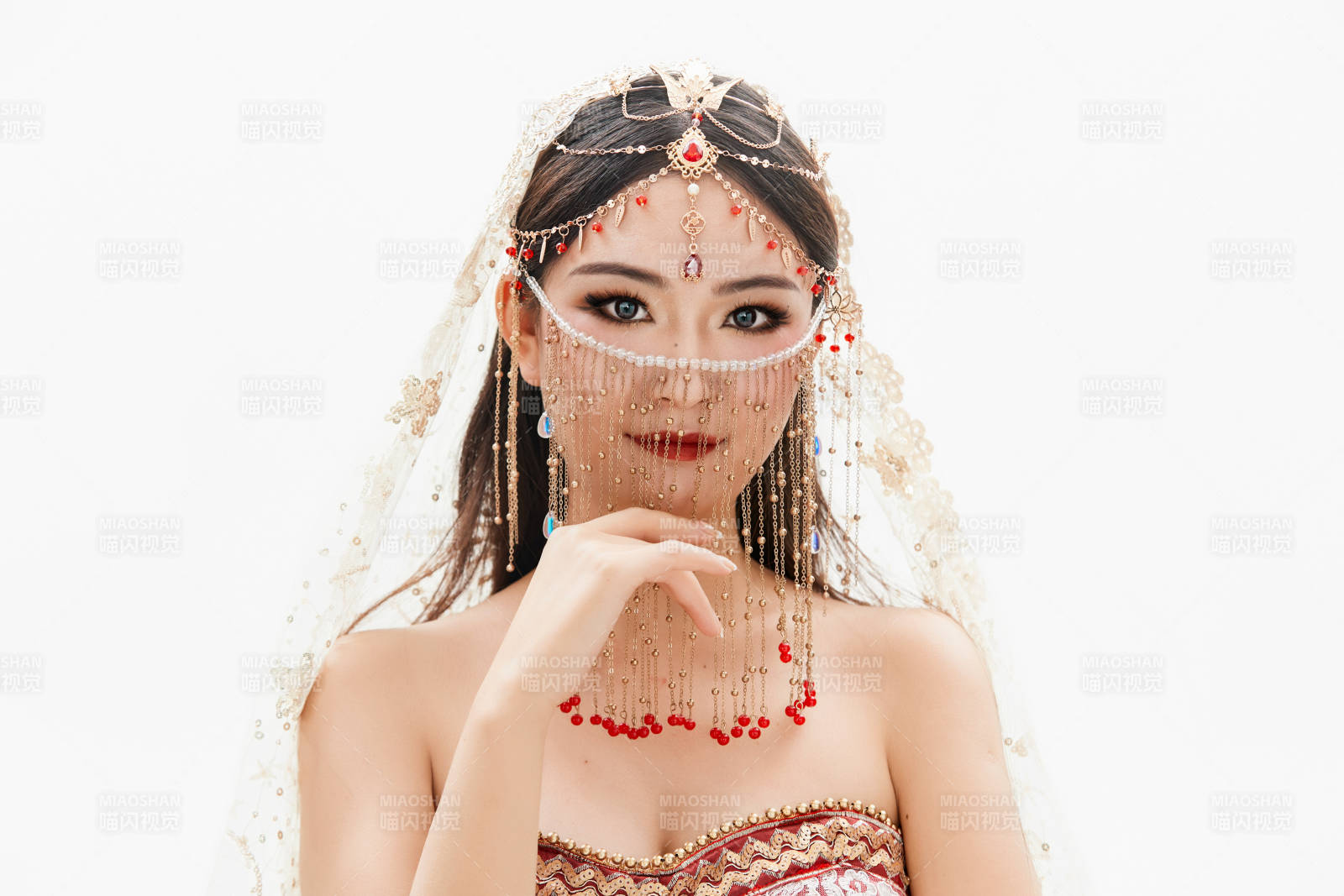 穿着印度传统风格服饰的肚皮舞演员图片