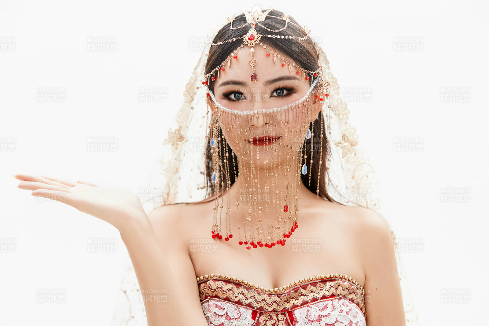 穿着印度传统风格服饰的肚皮舞演员图片