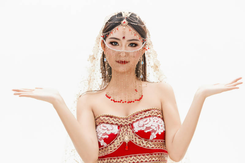 穿着印度传统风格服饰的肚皮舞演员图片