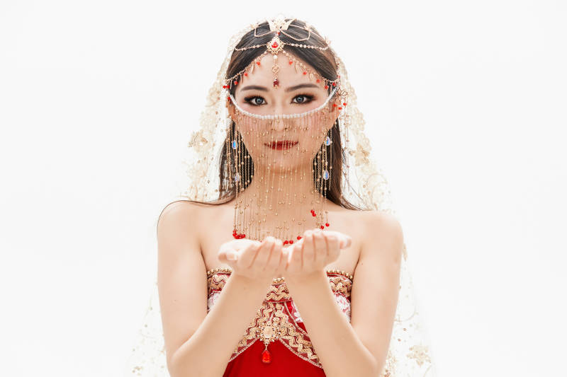 穿着印度传统风格服饰的肚皮舞演员图片