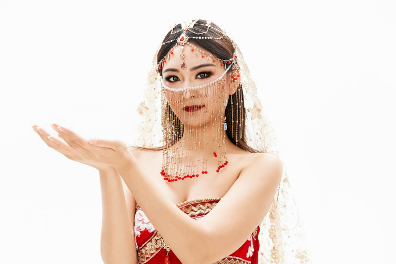 穿着印度传统风格服饰的肚皮舞演员图片