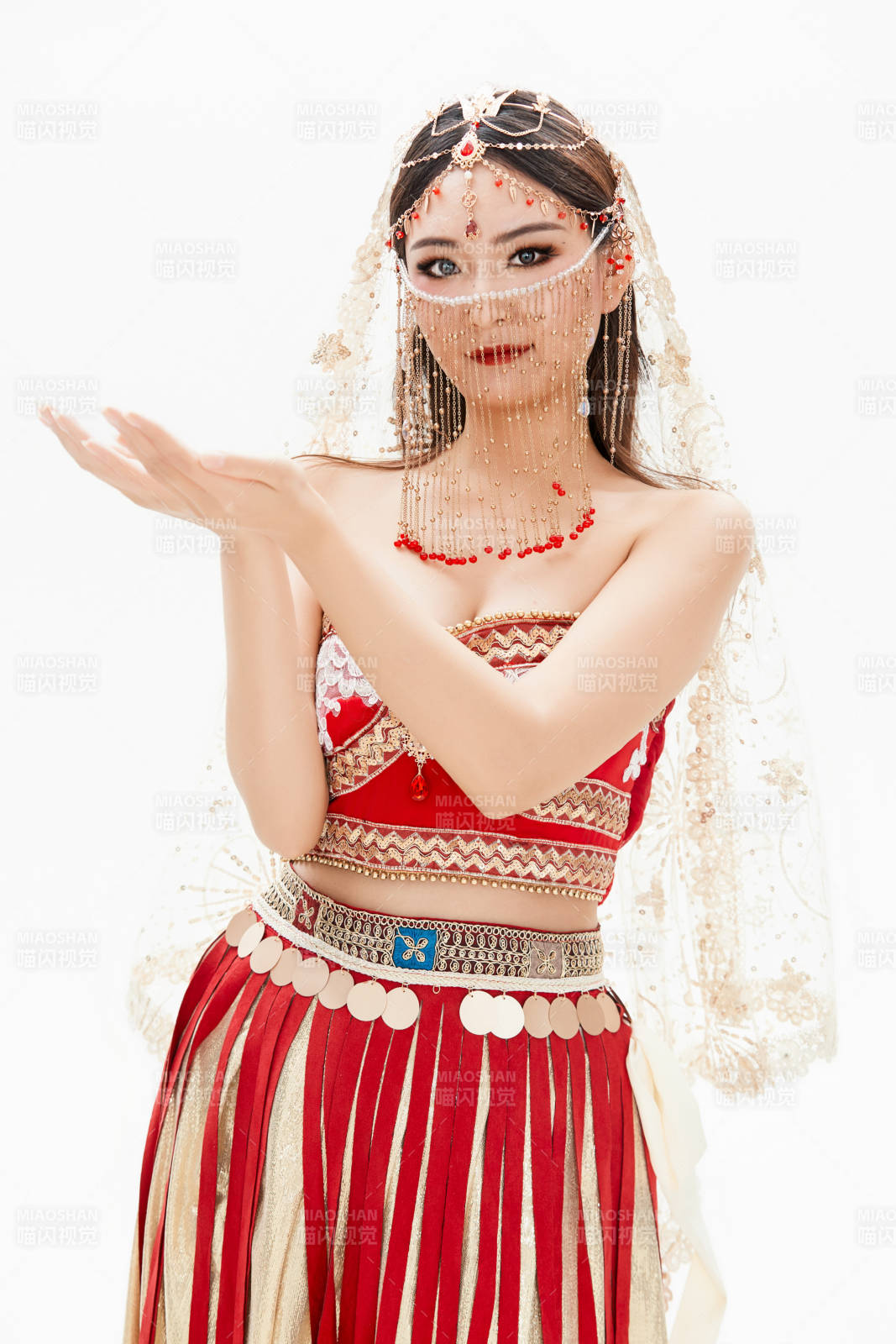 穿着印度传统风格服饰的肚皮舞演员图片