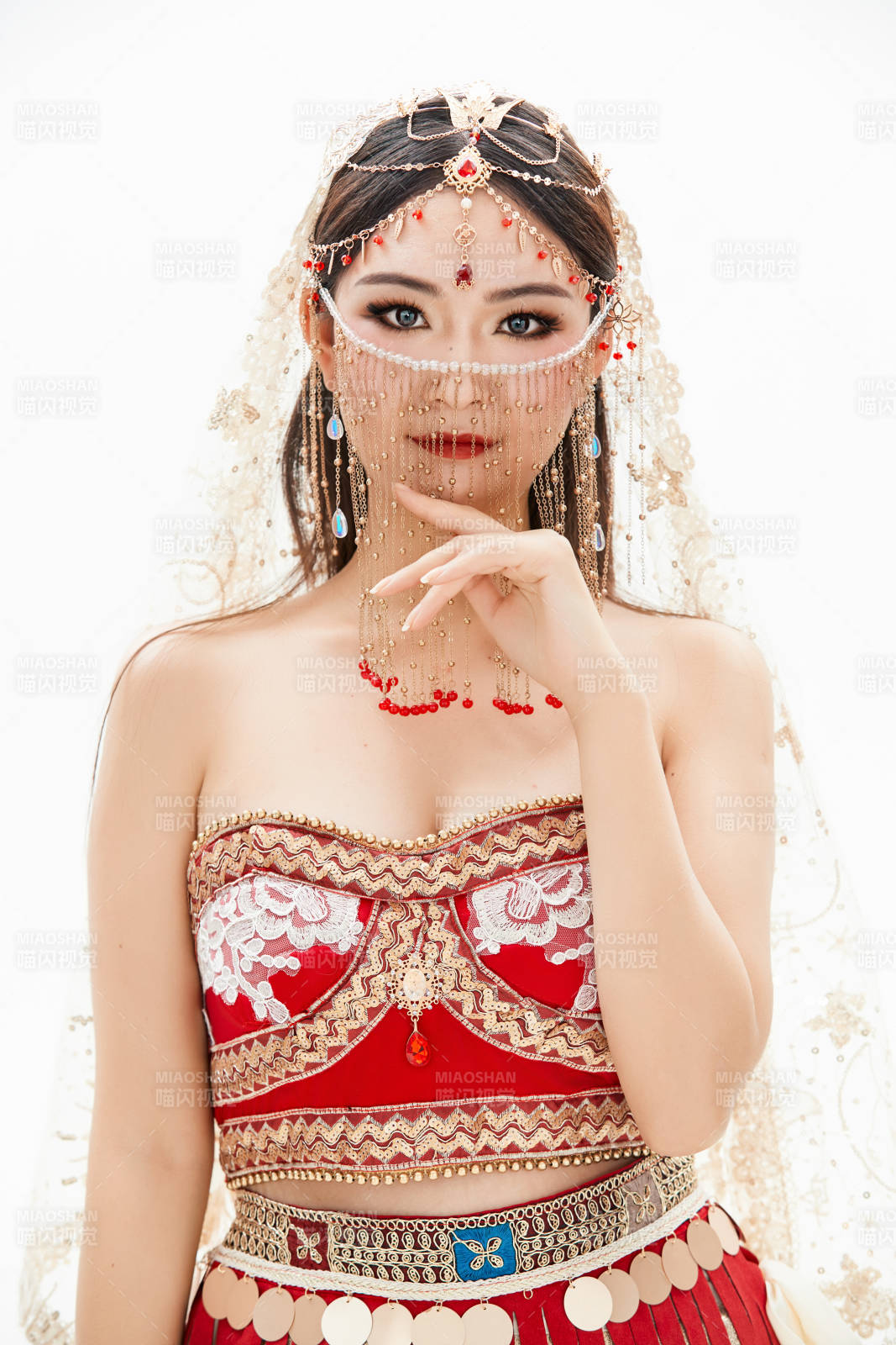 穿着印度传统风格服饰的肚皮舞演员图片