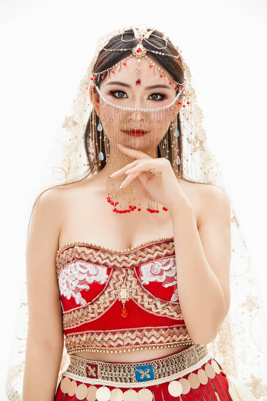 穿着印度传统风格服饰的肚皮舞演员图片