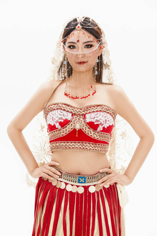 穿着印度传统风格服饰的肚皮舞演员图片