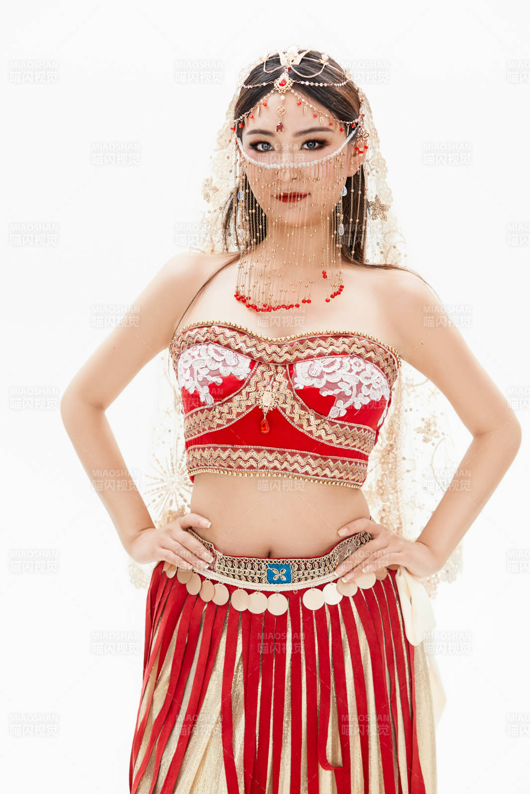 穿着印度传统风格服饰的肚皮舞演员图片