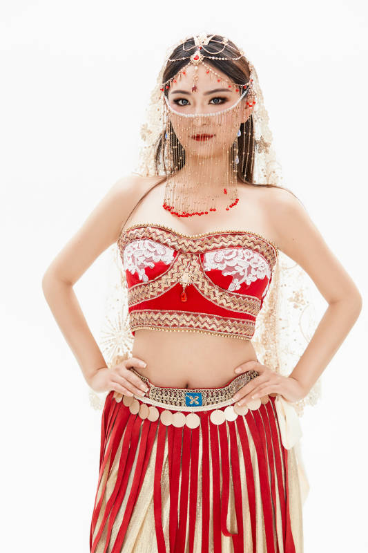 穿着印度传统风格服饰的肚皮舞演员图片