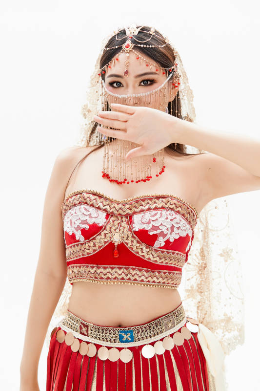 穿着印度传统风格服饰的肚皮舞演员图片