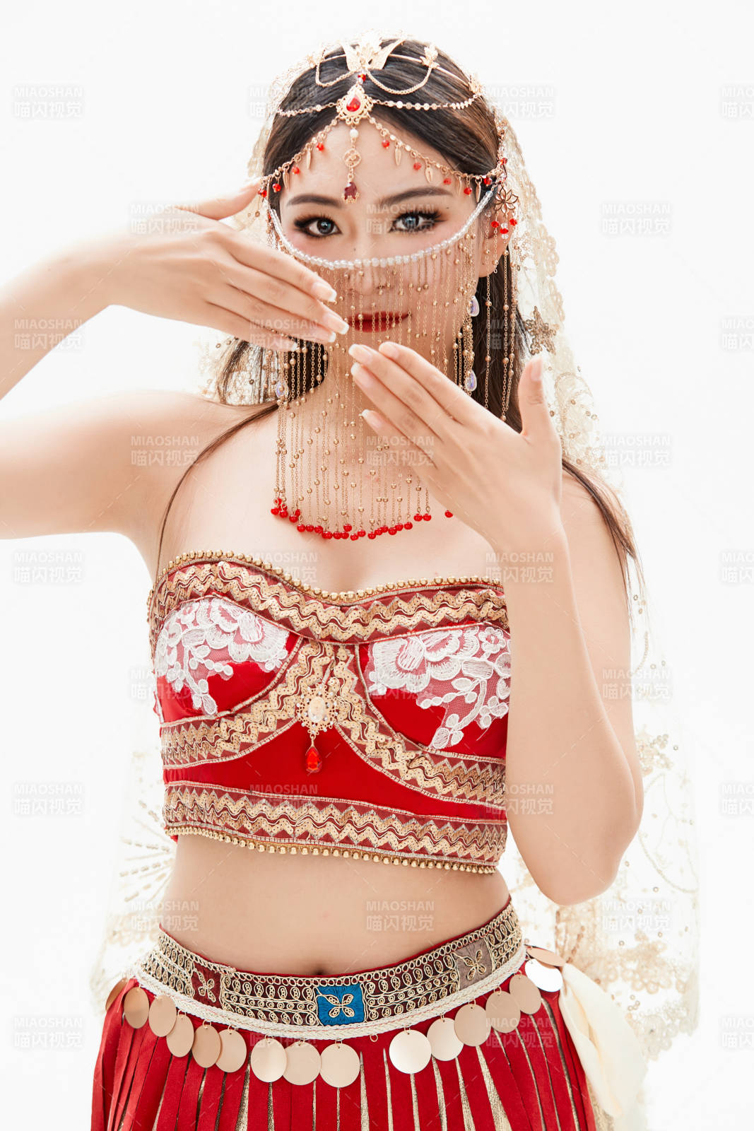 穿着印度传统风格服饰的肚皮舞演员图片