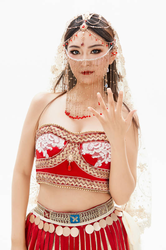 穿着印度传统风格服饰的肚皮舞演员图片