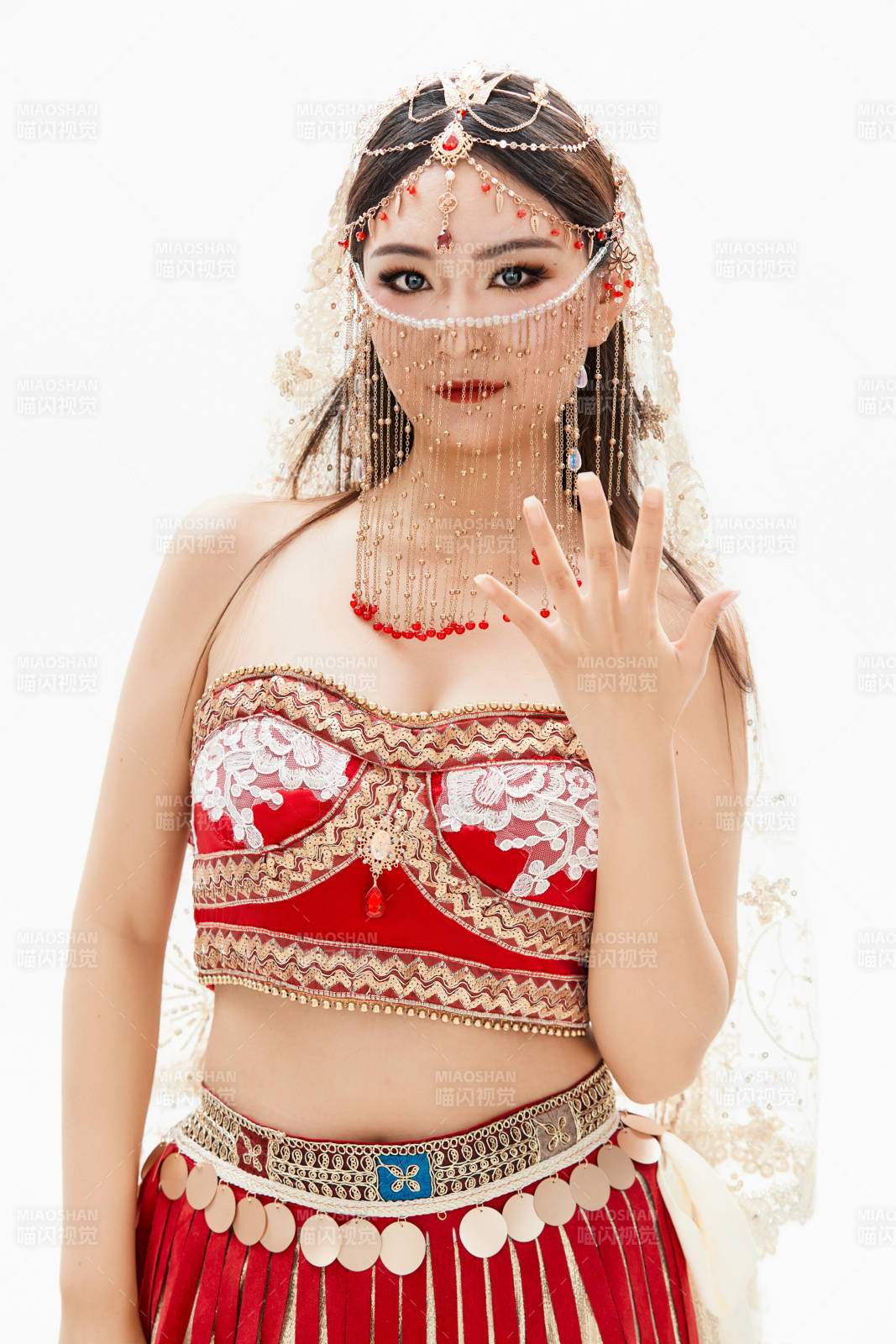 穿着印度传统风格服饰的肚皮舞演员图片