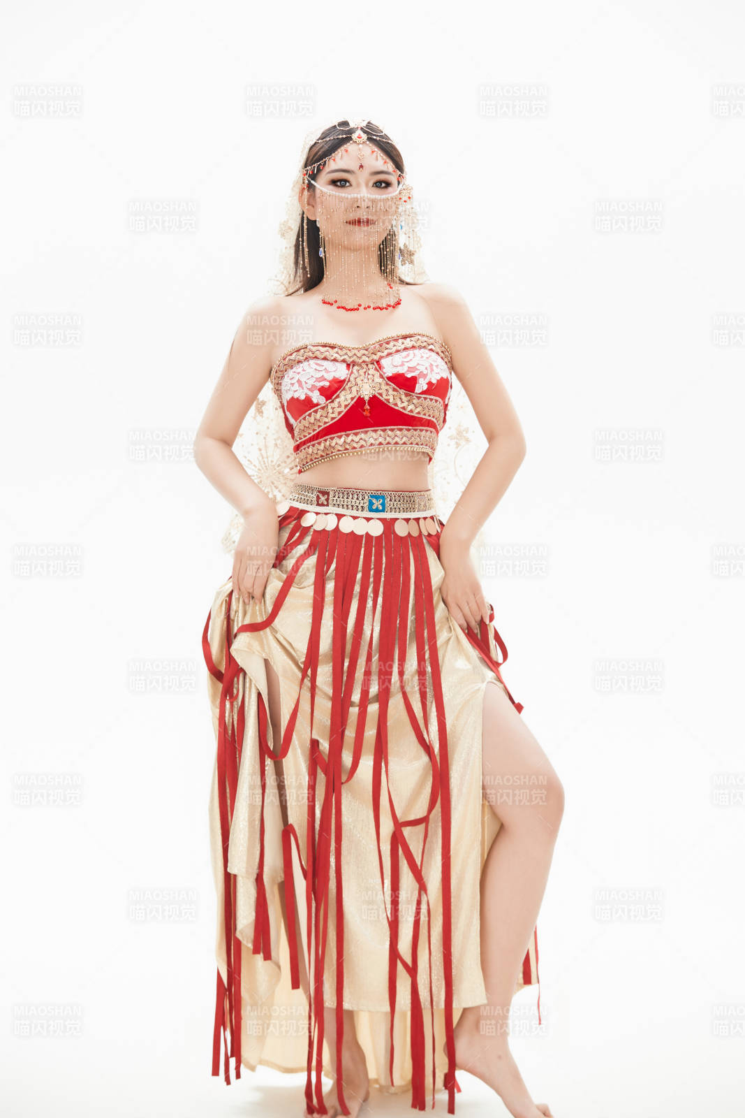 穿着印度传统风格服饰的肚皮舞演员图片