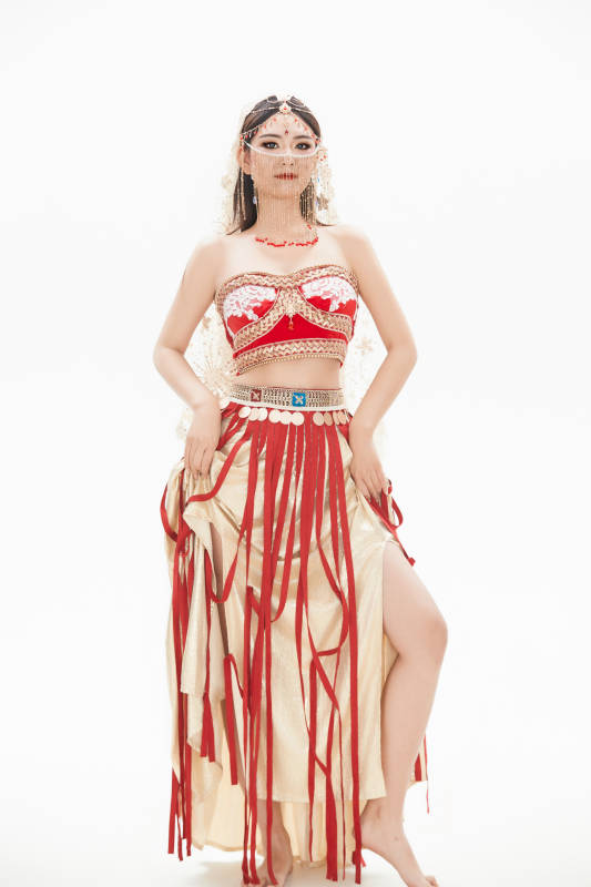 穿着印度传统风格服饰的肚皮舞演员图片